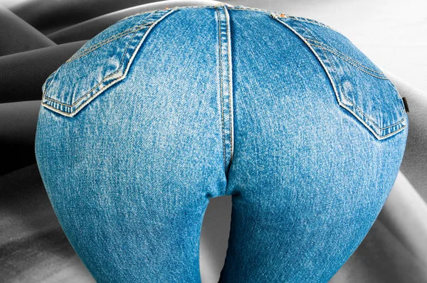 Дівчина в дупі одягнена в джинси. дуже сексуальна дупа — стокове фото