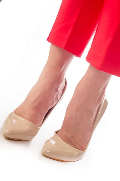 Piernas, pantalones rojos, zapatos de tacón alto beige — Foto de Stock