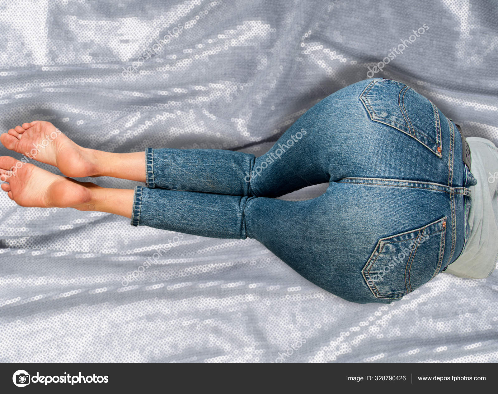 Ерлердің киім ауыстыратын бөлмесіндегі порно Турмадағы порно видео