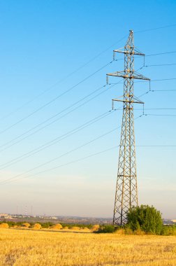Yüksek gerilim enerji nakil hattı. Enerji ayağı. Gün batımında,