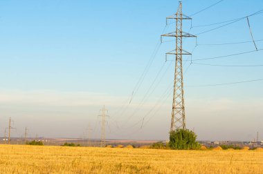 Yüksek gerilim enerji nakil hattı. Enerji ayağı. Gün batımında,
