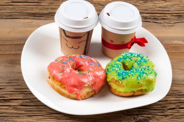 Çok renkli jöleli çörekler. Beyaz bir tabakta, tahta tahtalarda.