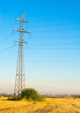 Yüksek gerilim enerji nakil hattı. Enerji ayağı. Gün batımında,