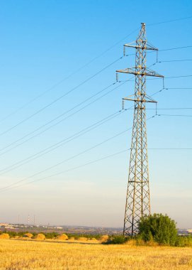 Yüksek gerilim enerji nakil hattı. Enerji ayağı. Gün batımında,