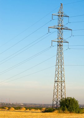 Yüksek gerilim enerji nakil hattı. Enerji ayağı. Gün batımında,