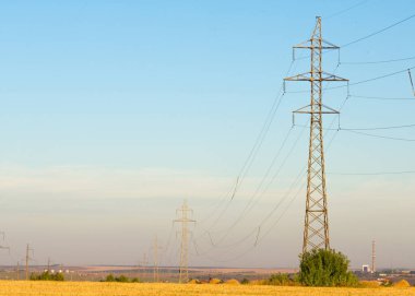 Yüksek gerilim enerji nakil hattı. Enerji ayağı. Gün batımında,