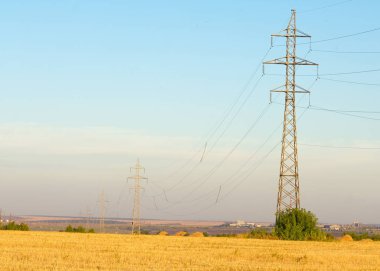 Yüksek gerilim enerji nakil hattı. Enerji ayağı. Gün batımında,