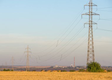 Yüksek gerilim enerji nakil hattı. Enerji ayağı. Gün batımında,