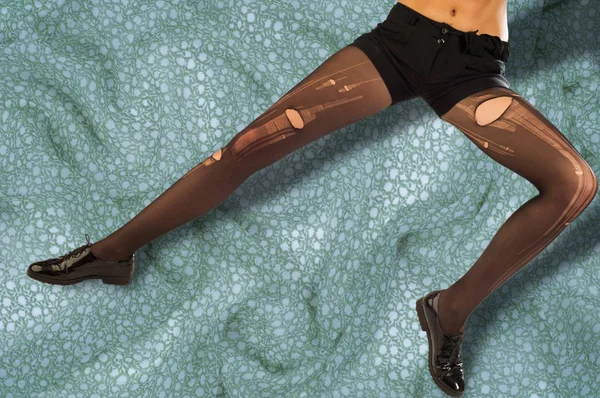 Pernas menina em meias rasgadas — Fotografia de Stock