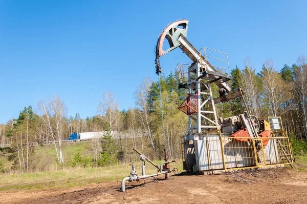 Olejová čerpadla. Zařízení ropného průmyslu. Ropná vrtná plošina indukuje energii — Stock fotografie