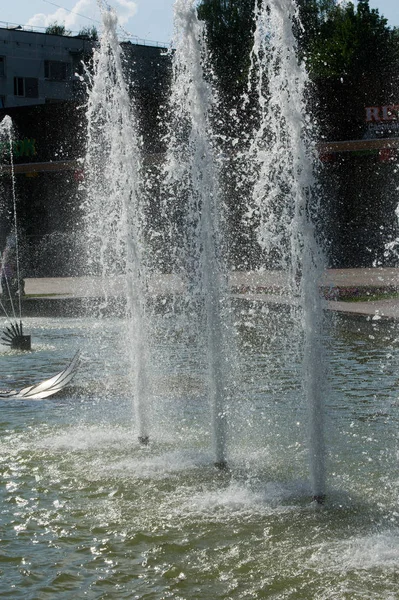 Sommaren Sultry landskap. Fontän med vatten i parken — Stockfoto
