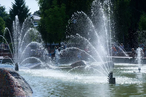 Sommerschwüle Landschaft. Brunnen mit Wasser im Park — Stockfoto