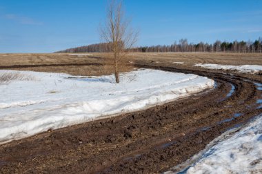Bahar yollar yıkanmış. yoldan çekilin. yolda çamur