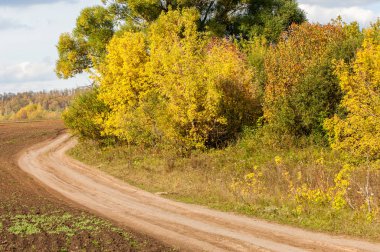 Karayolu. Gökyüzüne doğru uzanan yol