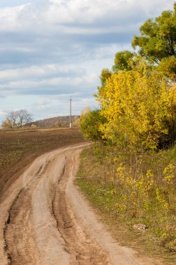Karayolu. Gökyüzüne doğru uzanan yol