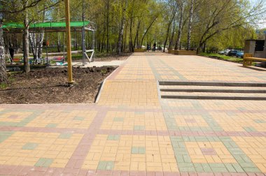 Bahar alışveriş merkezinin fotoğrafı. Sabahın erken saatlerinde bir halkla ilişkinin geniş açılı fotoğrafı.