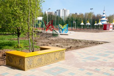 Bahar alışveriş merkezinin fotoğrafı. Sabahın erken saatlerinde bir halkla ilişkinin geniş açılı fotoğrafı.