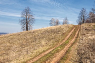 Bahar manzarası, son kar. Tarlalar tohum için hazır.