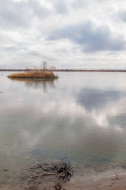 Bahar bozkırında nehir