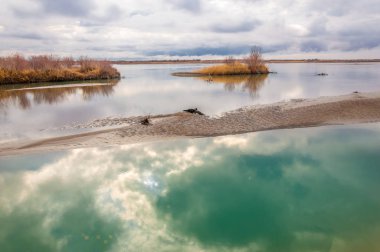 Bahar bozkırında nehir