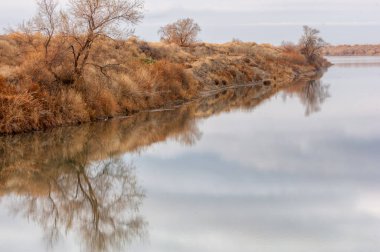 Bahar bozkırında nehir
