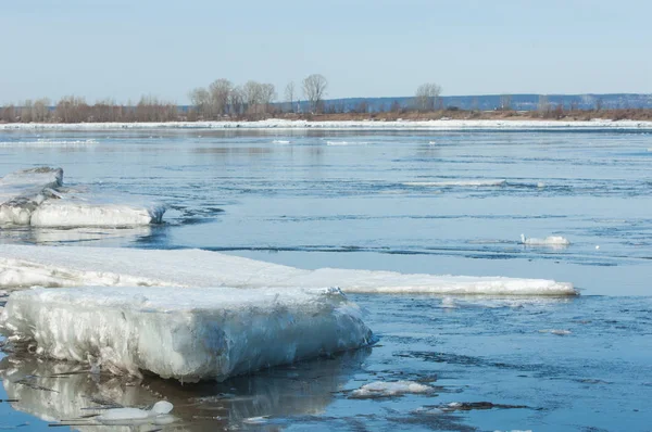 Река со сломанным льдом. Ледовые хаммоки на реке весной . — стоковое фото