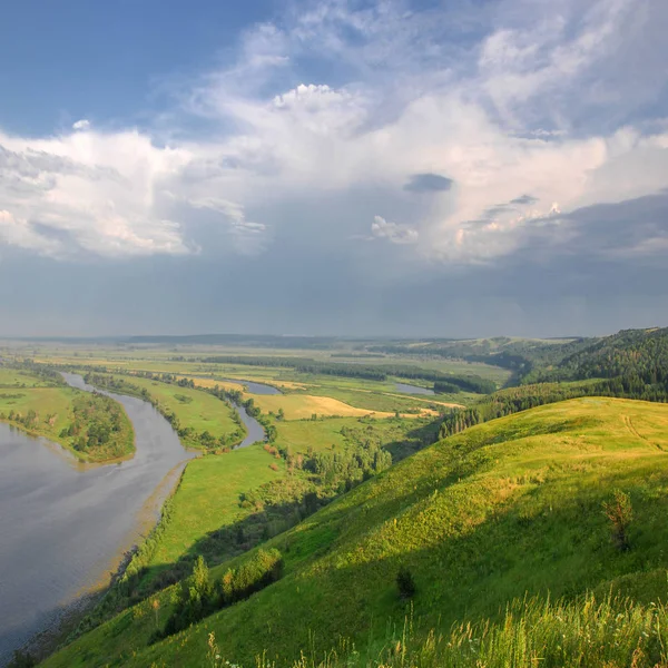 Panoramas sommarlandskap med en flod. Kama River, Tatarstan, — Stockfoto