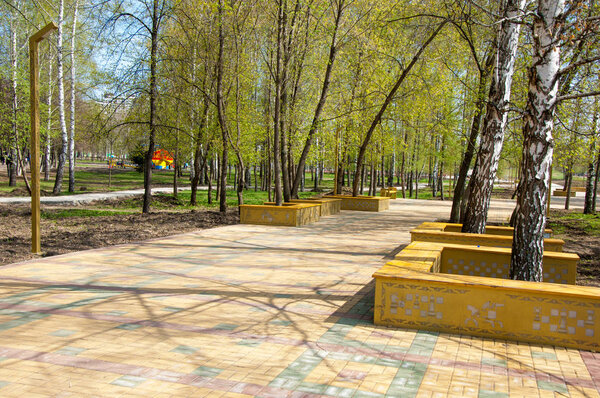 Фото весеннего торгового центра. Ранним утром широкоугольное фото pr
