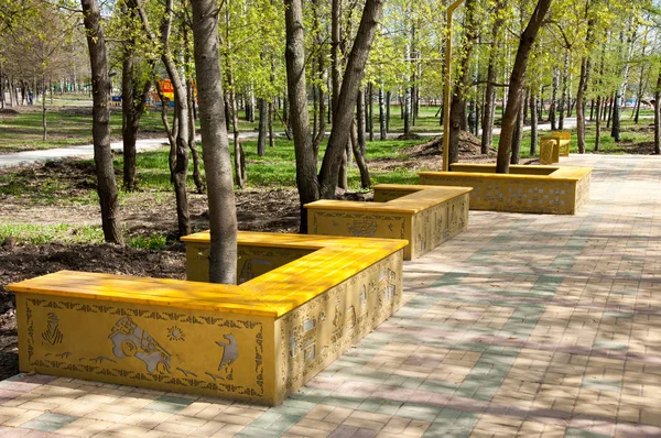 Bahar alışveriş merkezinin fotoğrafı. Sabahın erken saatlerinde bir halkla ilişkinin geniş açılı fotoğrafı.