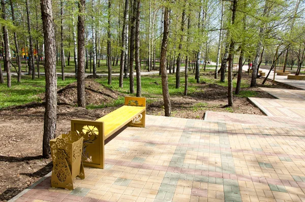 Bahar alışveriş merkezinin fotoğrafı. Sabahın erken saatlerinde bir halkla ilişkinin geniş açılı fotoğrafı.