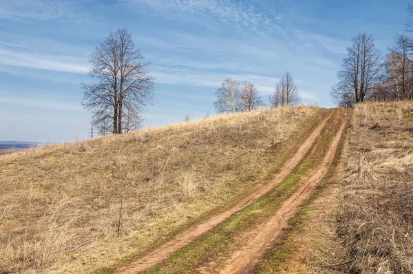 Bahar manzarası, son kar. Tarlalar tohum için hazır.