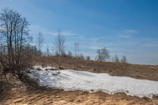 Voorjaarslandschap, de laatste sneeuw. De velden zijn klaar om te winnen. — Stockfoto