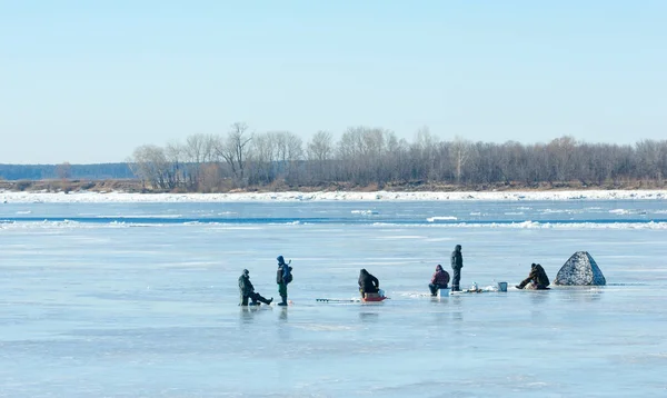 I pescatori delle inondazioni. Pescatori di ghiaccio lacerati. Fiume con il — Foto Stock
