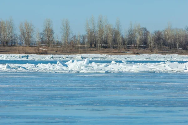 Nehir sel. Nehir buz yırtılmış. Nehir son buz ile — Stok fotoğraf