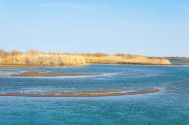 Bahar bozkırında nehir