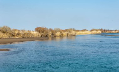 Bahar bozkırında nehir