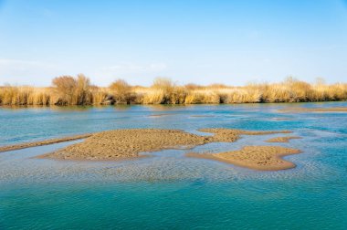 Bahar bozkırında nehir