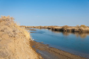 Bahar bozkırında nehir