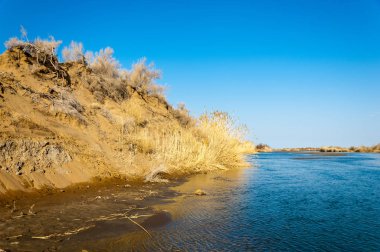 Bahar bozkırında nehir