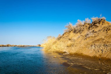 Bahar bozkırında nehir