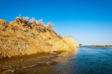 Bahar bozkırında nehir