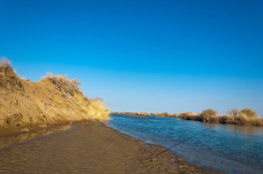 Bahar bozkırında nehir