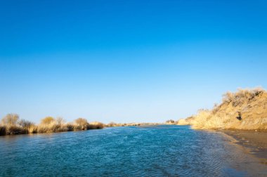 Bahar bozkırında nehir