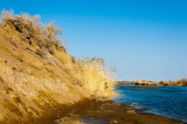 Bahar bozkırında nehir