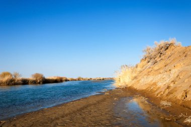 Bahar bozkırında nehir