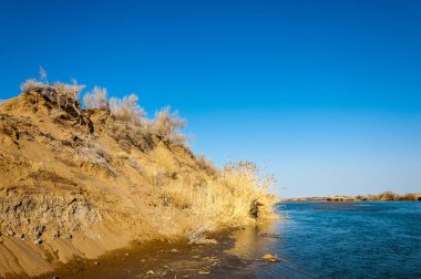 Bahar bozkırında nehir