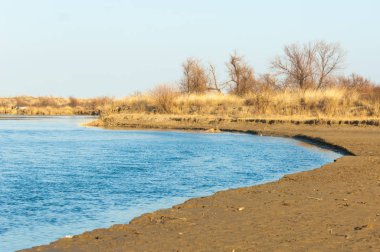 Bahar bozkırında nehir