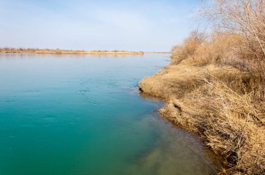 Bahar bozkırında nehir