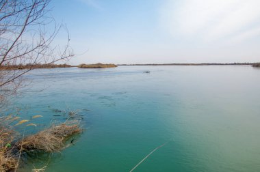 Bahar bozkırında nehir