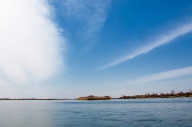 Bahar bozkırında nehir